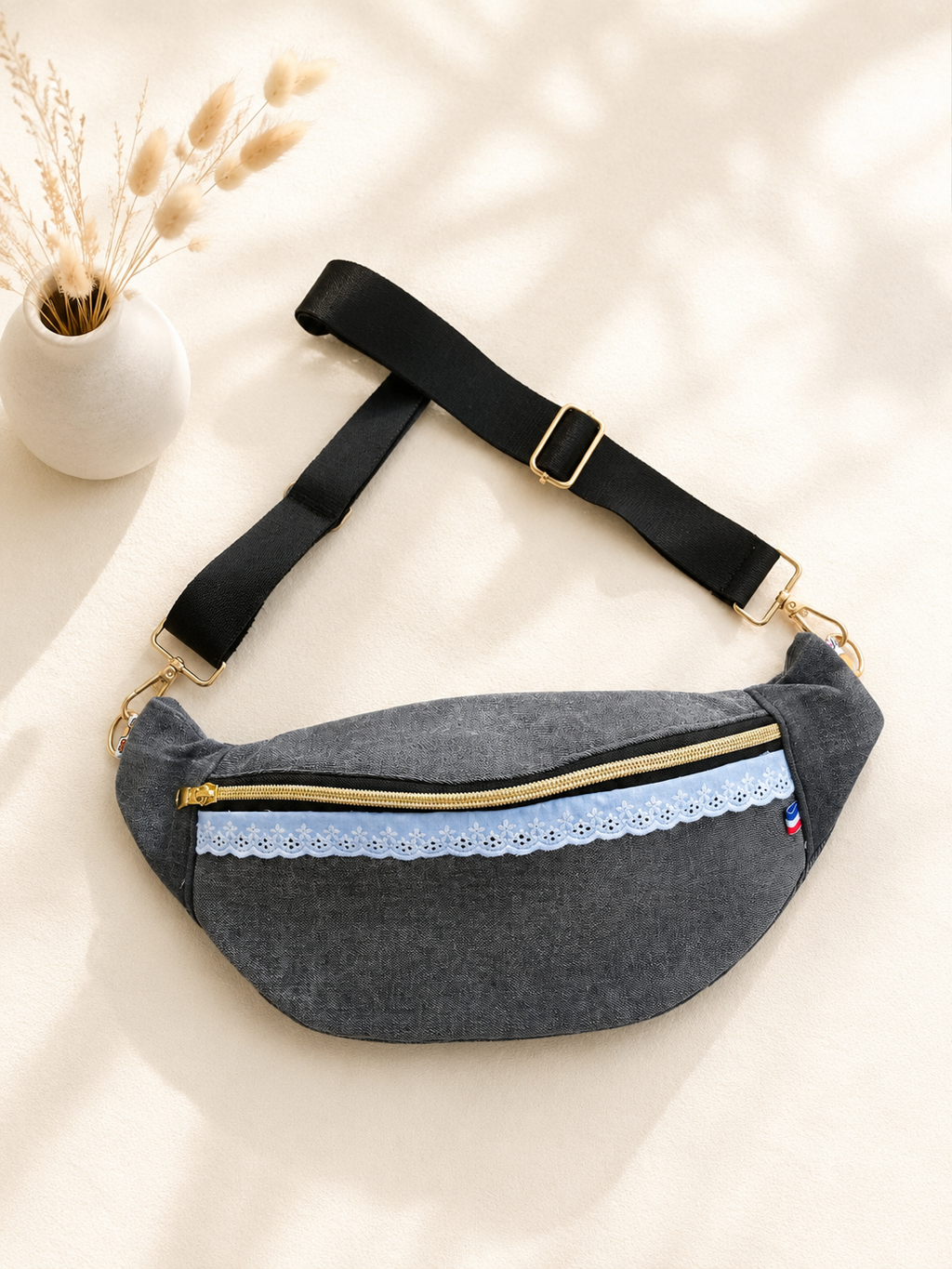 Banane jean broderie upcycling